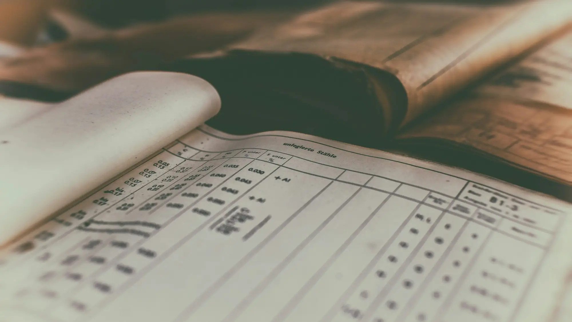 Libro de contabilidad abierto con las columnas de asientos a la vista